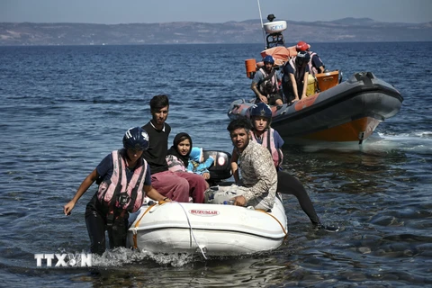 Lực lượng cứu hộ trợ giúp người di cư từ Thổ Nhĩ Kỳ tới Hy Lạp. (Ảnh: AFP/TTXVN)