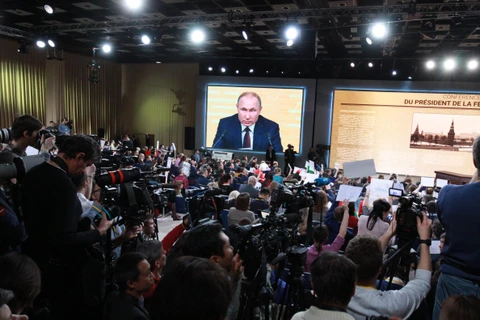 Tổng thống Nga Vladimir Putin trả lời họp báo. (Ảnh: Trần Hiếu/TTXVN)
