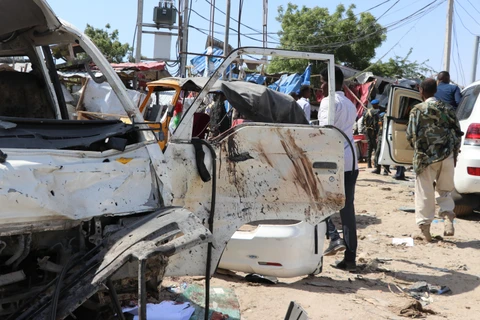 Hiện trường vụ đánh bom ở Somalia. (Ảnh: AFP/TTXVN)