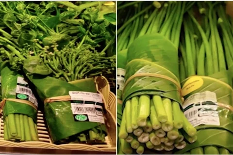 Nhiều siêu thị bắt đầu sử dụng lá chuối để gói thực phẩm. (Ảnh: Youtube)