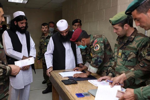 Các tù nhân Taliban làm thủ tục phóng thích. (Ảnh: Reuters)