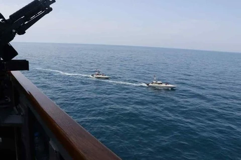 Tàu tuần tra Iran quấy nhiễu tàu chiến Mỹ tại vịnh Persian