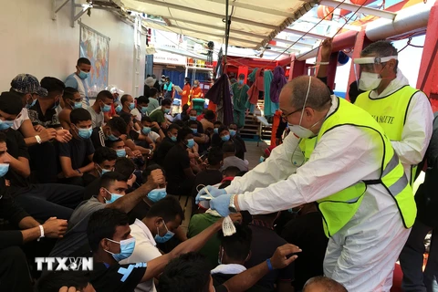 Người di cư trên tàu cứu hộ Ocean Viking từng bị từ chối cho cập cảng Italy. (Ảnh: AFP/TTXVN)