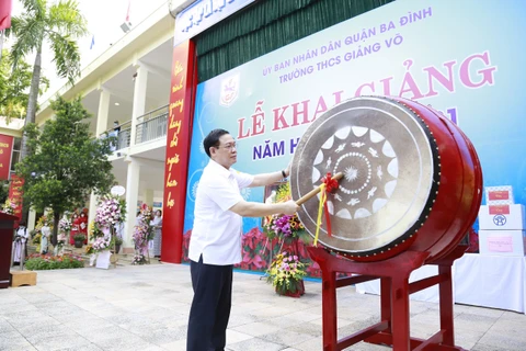 Bí thư Thành ủy Hà Nội gióng trống khai trường năm học mới