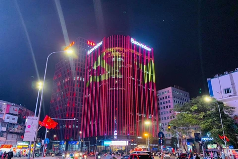 Thủ đô Hà Nội lung linh ánh đèn chào mừng Đại hội XIII