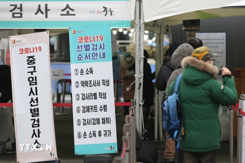 Người dân xếp hàng chờ xét nghiệm COVID-19 tại Seoul. (Ảnh: Yonhap/ TTXVN)