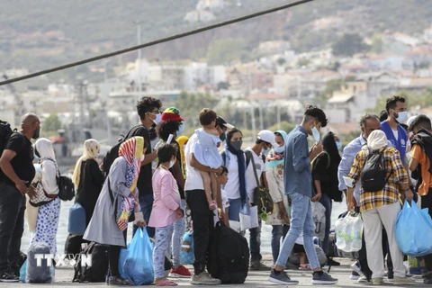 Người di cư trên đảo Lesbos, Hy Lạp. Ảnh: AFP/TTXVN