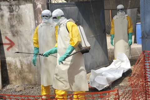 Di chuyển thi thể một nạn nhân tử vong do Ebola ở Guinea hồi năm 2015. (Ảnh: AFP/Getty)
