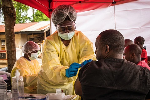 Tiêm vắcxin ngừa Ebola cho người dân tại CHDC Congo. (Ảnh: WB)
