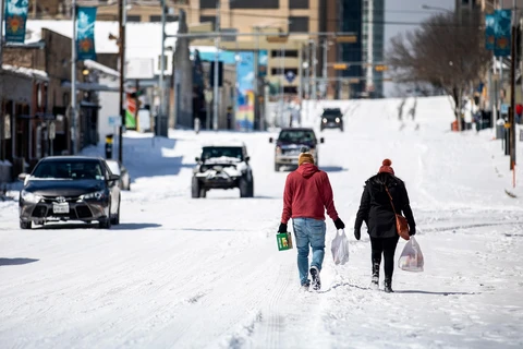 Hàng triệu người Mỹ sống trong cảnh mất điện do bão tuyết