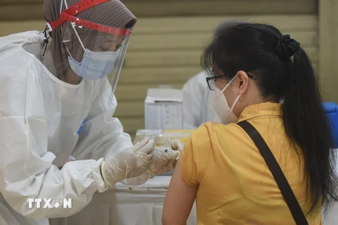 Tiêm vắcxin phòng COVID-19 cho người dân tại Jakarta. (Ảnh: THX/TTXVN)