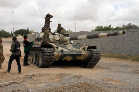 Lực lượng Chính phủ Đoàn kết dân tộc Libya (GNA) trong cuộc giao tranh với Lực lượng quân đội miền Đông (LNA) tại Tripoli ngày 23/4/2020. (Ảnh: THX/TTXVN)