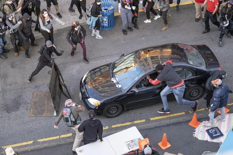 Đối tượng lái xe đâm vào đám đông người biểu tình. (Nguồn: The Seattle Times)