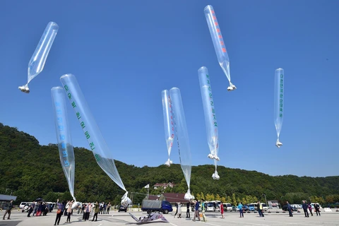 Các nhà hoạt động Hàn Quốc dùng bóng bay thả truyền đơn sang Triều Tiên. (Nguồn: AFP)