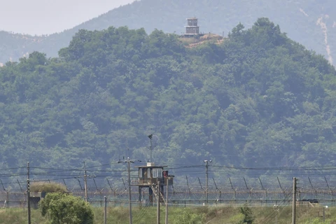 Trạm gác của Triều Tiên (phía trên) nhìn từ thành phố biên giới Paju (Hàn Quốc) ngày 16/6/2020. (Ảnh: AFP/TTXVN)