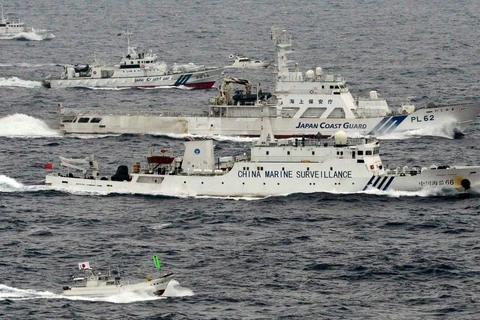 Lực lượng Bảo vệ bờ biển Nhật Bản bám sát tàu hải cảnh Trung Quốc. (Nguồn: Kyodo)