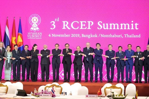 Lãnh đạo các nước thành viên dự Hội nghị Cấp cao RCEP lần thứ 3. (Ảnh: Thống Nhất/TTXVN)
