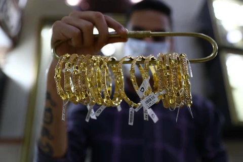 Vàng trang sức được bày bán tại tiệm kim hoàn ở Cairo, Ai Cập, ngày 22/5/2020. (Ảnh: THX/TTXVN)