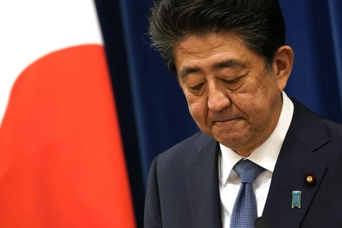 Thủ tướng Nhật Bản Shinzo Abe thông báo quyết định từ chức trong cuộc họp báo ở Tokyo ngày 28/8/2020. (Ảnh: AFP/TTXVN)
