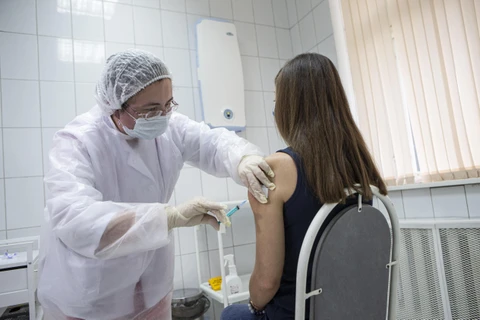 Nhân viên y tế tiêm thử nghiệm vắcxin ngừa COVID-19 trên tình nguyện viên. (Ảnh: THX/TTXVN)