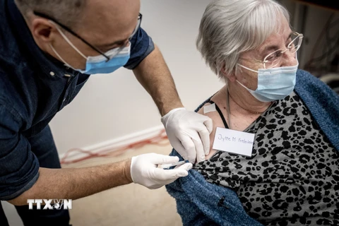 Pháp và Tây Ban Nha đẩy nhanh chiến dịch tiêm phòng vắcxin COVID-19
