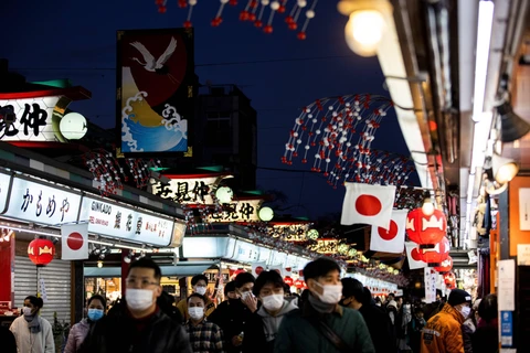 Người dân đeo khẩu trang phòng lây nhiễm COVID-19 tại Tokyo, Nhật Bản, ngày 2/1/2021. (Ảnh: AFP/TTXVN)