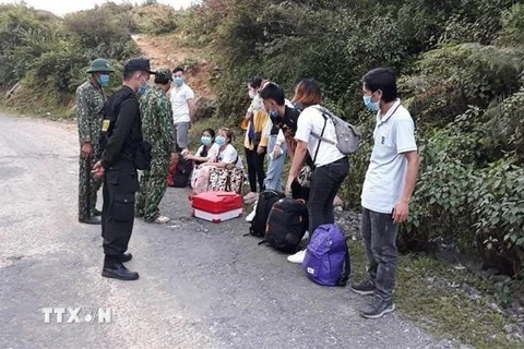 Lực lượng Biên phòng tạm giữ nhóm người nước ngoài nhập cảnh trái phép. (Ảnh minh họa: TTXVN)