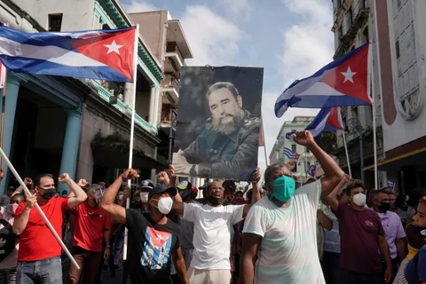 Người dân Cuba tuần hành ủng hộ chính quyền tại thủ đô La Habana. (Ảnh: Reuters)