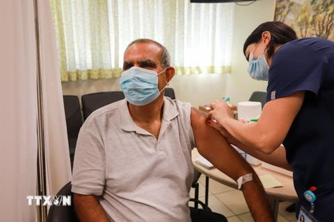 Dịch COVID-19: Israel bắt đầu tiêm mũi vaccine ngừa SARS-CoV-2 thứ ba
