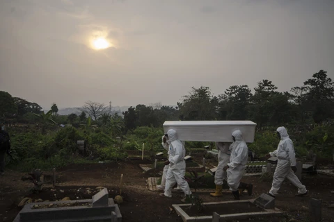 Chôn cất thi thể bệnh nhân COVID-19 tại Tây Java, Indonesia ngày 13/7/2021. (Ảnh: THX/TTXVN)