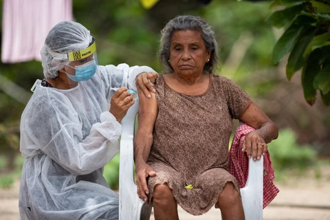 Người dân được tiêm phòng vaccine ngừa COVID-19 gần Manaus, bang Amazonas, Brazil ngày 9/2/2021. (Ảnh: AFP/TTXVN)