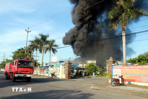 Xe chữa cháy đã được điều động đến Công ty Trách nhiệm hữu hạn Santerlon (Khu Công nghiệp Hòa Xá, thành phố Nam Định) để dập lửa. (Ảnh: Văn Đạt/TTXVN)