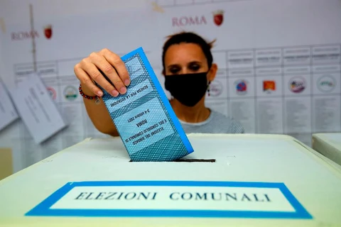 Bầu cử địa phương vòng 2 tại Italy: Ưu thế nghiêng về phe trung tả