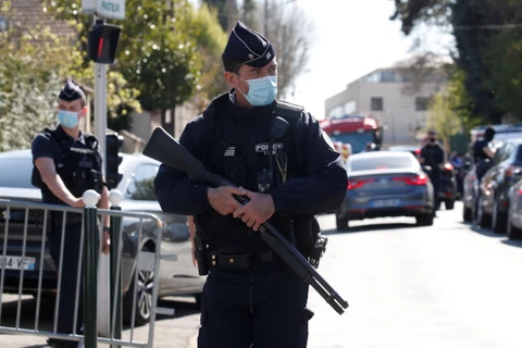 Pháp: Tấn công bằng dao nhằm vào cảnh sát ở thành phố Cannes