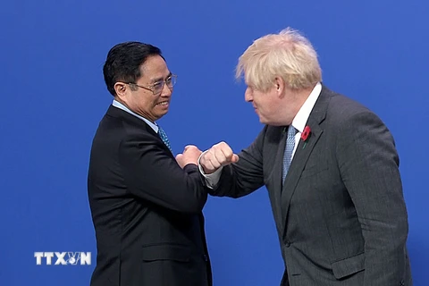 Thủ tướng Anh Boris Johnson đón Thủ tướng Phạm Minh Chính đến dự Hội nghị COP26. (Ảnh: Dương Giang/TTXVN)