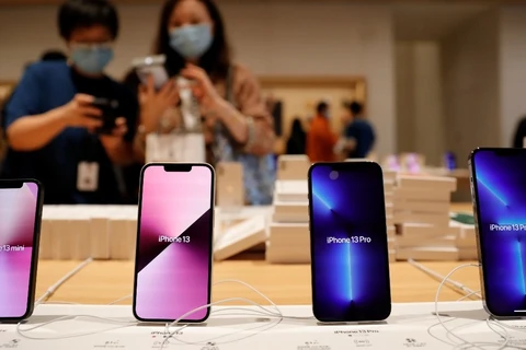 Apple xem xét sự cố cuộc gọi tự động ngắt trên iPhone 12 và iPhone 13