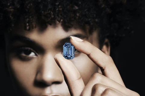 Đấu giá viên kim cương xanh hơn 15 carat quý giá nhất thế giới