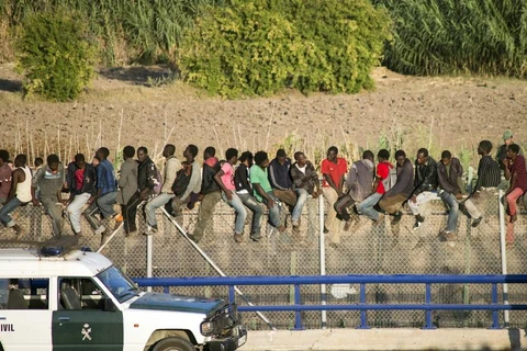 Người di cư Maroc trèo hàng rào, tràn vào vùng lãnh thổ Tây Ban Nha