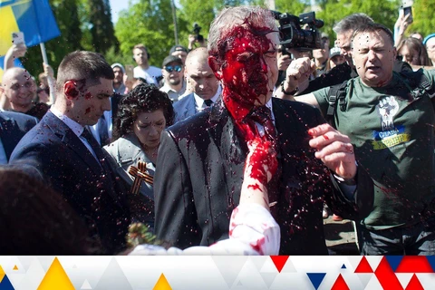 Đại sứ Nga ở Ba Lan bị tạt phẩm màu khi tới viếng chiến sỹ Hồng quân