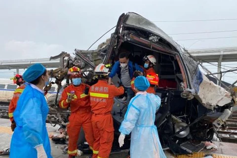 Tàu cao tốc ở Trung Quốc bị chệch đường ray, lái tàu thiệt mạng