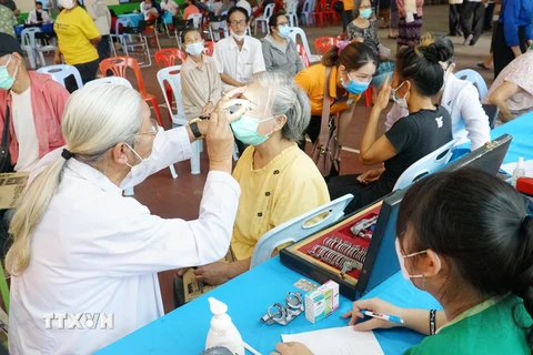 Bác sỹ Việt Nam khám, phát thuốc và tặng quà cho người dân tại Lào