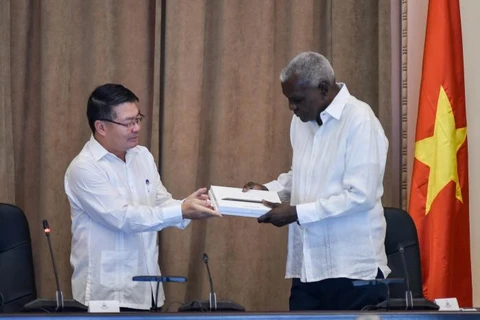 Chủ tịch Quốc hội Cuba tiếp nhận quà tặng của Quốc hội Việt Nam