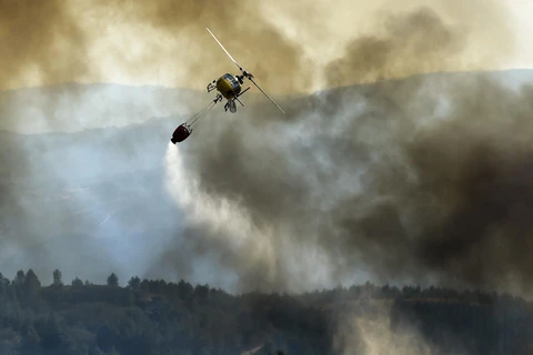 Trực thăng cứu hỏa phun nước dập đám cháy rừng tại Verin, Tây Bắc Tây Ban Nha ngày 4/8/2022. (Ảnh: AFP/TTXVN)