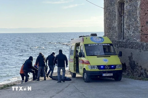 Hy Lạp tìm kiếm gần 60 người di cư mất tích do đắm thuyền