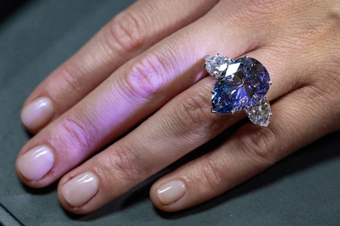 Đấu giá viên kim cương xanh quý hiếm Bleu Royal nặng 17,61 carat