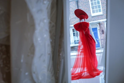 Ngắm váy cưới lộng lẫy của nhà thiết kế Việt ở New York, London