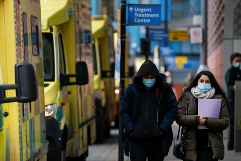 Người dân đeo khẩu trang phòng lây nhiễm COVID-19 tại London, Anh, ngày 26/1. (Ảnh: THX/TTXVN)