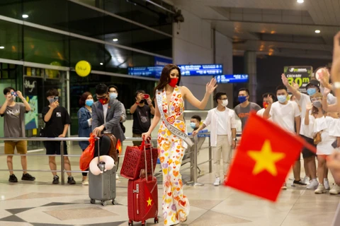 [Photo] Khánh Vân diện trang phục đặc biệt lên đường thi Miss Universe