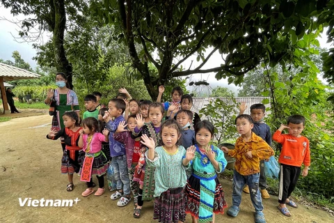 [Photo] Trẻ em Sin Suối Hồ vệ sinh làng bản phòng chống dịch bệnh