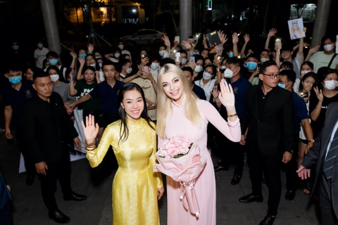 Đương kim Miss World trong vòng vây người hâm mộ khi tới Việt Nam